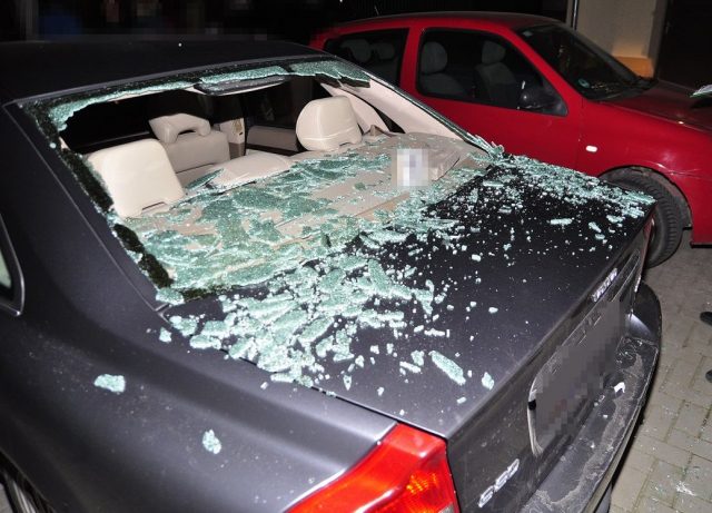 Nie mógł pogodzić się z rozstaniem, rzucał kostką brukową w okna byłej partnerki. Uszkodził samochody (zdjęcia)