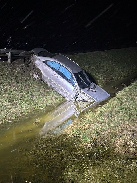 Pijany 18-latek zakończył podróż w rowie. Policjanci zabezpieczyli jego auto (zdjęcia)