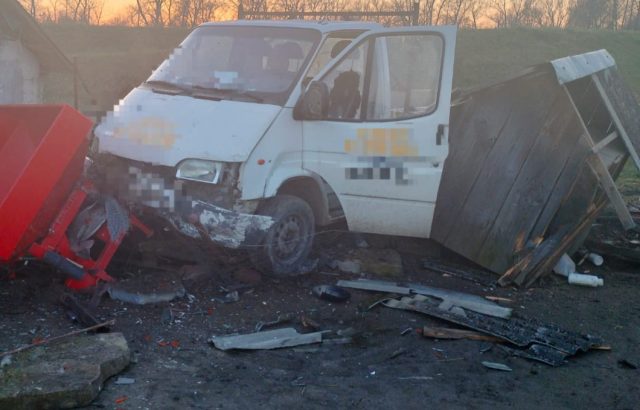 Jeden wjechał w płot, drugi potrącił psa, a trzeci porzucił auto. Wysyp pijanych kierujących (zdjęcia)