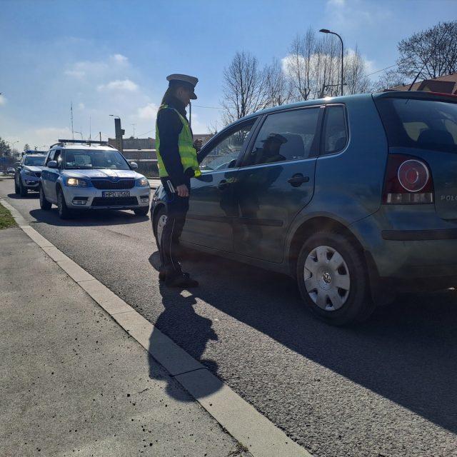 Sprawdzali, czy kierowcy rozmawiają przez telefony w trakcie jazdy. Posypały się mandaty (zdjęcia)