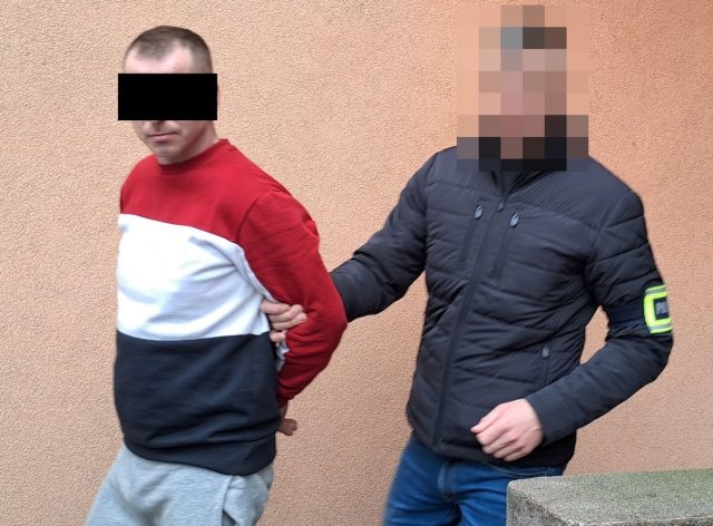 W trakcie ucieczki przed policjantami porzucił nosidełko z niemowlęciem (zdjęcia)