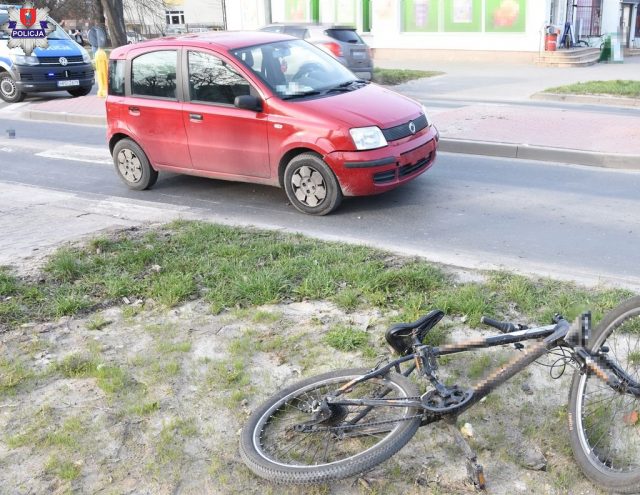 Pijany rowerzysta przejeżdżał po pasach. Do końca nie dojechał (zdjęcia)