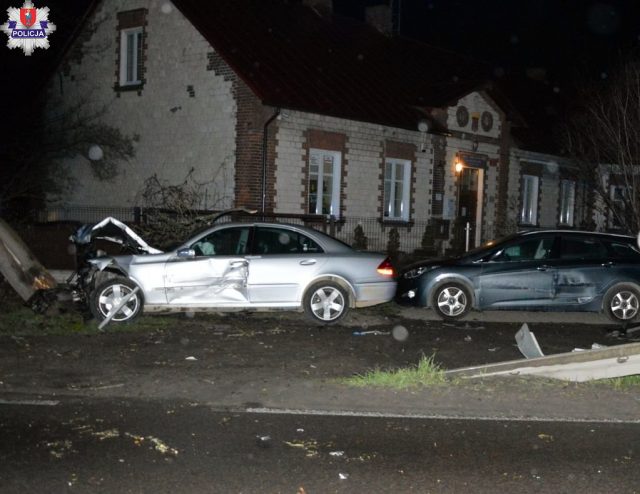 Pijany mercedesem uderzył w drzewo. Po drodze uszkodził jeszcze zaparkowane auto (zdjęcia)