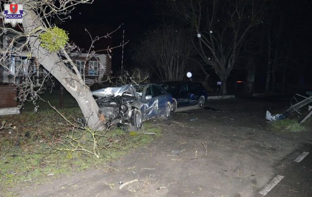 Pijany mercedesem uderzył w drzewo. Po drodze uszkodził jeszcze zaparkowane auto (zdjęcia)