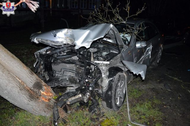 Pijany mercedesem uderzył w drzewo. Po drodze uszkodził jeszcze zaparkowane auto (zdjęcia)