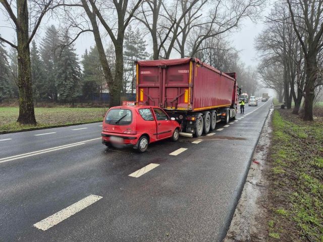 Zderzenie osobowego fiata z ciężarówką na al. Kraśnickiej w Lublinie. Są utrudnienia w ruchu (zdjęcia)