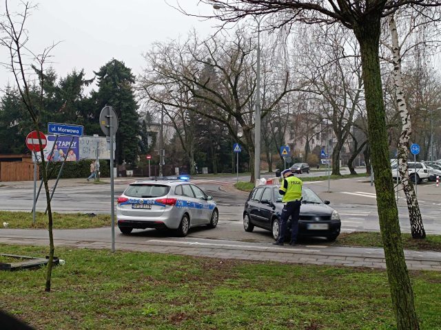 Przechodziła przez przejście dla pieszych, wjechał w nią kierowca renaulta (zdjęcia)