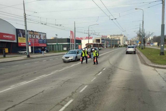 Zderzenie motocykla z pojazdem osobowym na ul. Zana. Są utrudnienia w ruchu (zdjęcia)