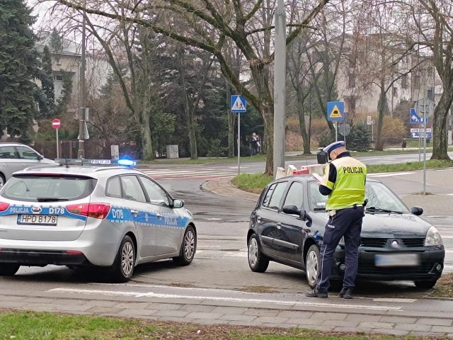 Przechodziła przez przejście dla pieszych, wjechał w nią kierowca renaulta (zdjęcia)