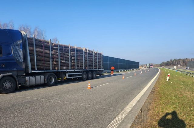 Zderzenie dwóch ciężarówek na drodze S17. Zablokowany jeden pas ruchu w kierunku Lublina (zdjęcia)