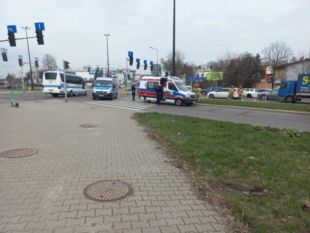 Zjechał peugeotem z jezdni i uderzył w słup latarni. Groźne zdarzenie drogowe w Lublinie (zdjęcia)