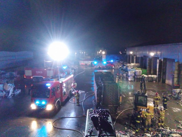 Pięć zastępów straży pożarnej walczyło z ogniem na składowisku śmieci (zdjęcia)