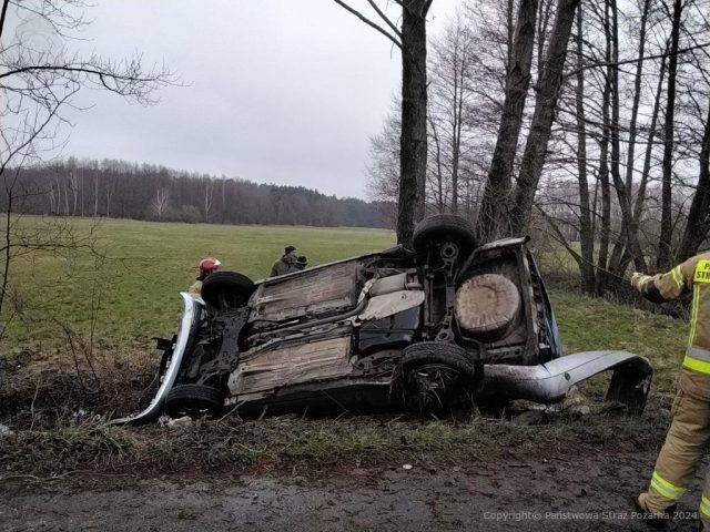 Pojazd osobowy wypadł z drogi, uderzył w drzewa i dachował (zdjęcia)