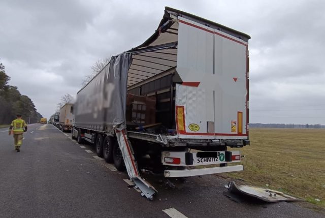 Zderzenie dwóch ciężarówek na drodze krajowej nr 2. Są utrudnienia w ruchu (zdjęcia)