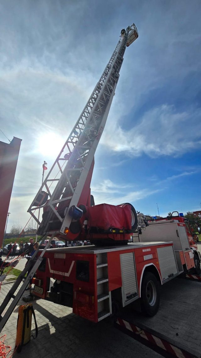 Zanim dostaną się do straży pożarnej muszą przejść sprawdzian lęku wysokości (zdjęcia)