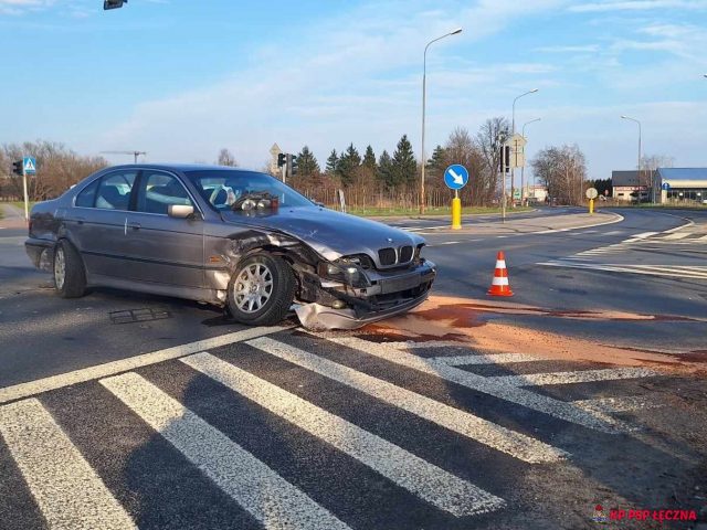 Groźnie wyglądające zderzenie opla z BMW na skrzyżowaniu (zdjęcia)