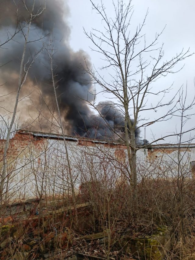 Dawny budynek produkcyjny w ogniu. Z pożarem walczyło siedem zastępów straży pożarnej (zdjęcia)