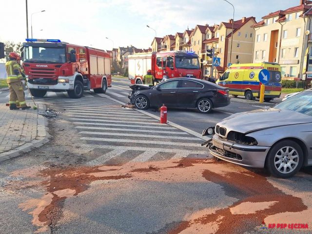 Groźnie wyglądające zderzenie opla z BMW na skrzyżowaniu (zdjęcia)