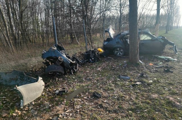 BMW rozpadło się na kawałki, dwie osoby są ciężko ranne. Wciąż nie są znane dokładne okoliczności wypadku (zdjęcia)
