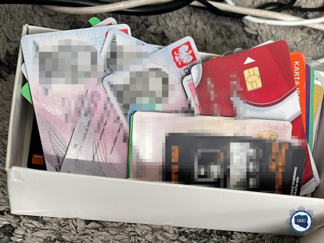 Podejrzany o liczne oszustwa, zatrzymany przez CBZC. Ujawniono podrobione dowody osobiste, karty bankomatowe i pieczątki (zdjęcia)