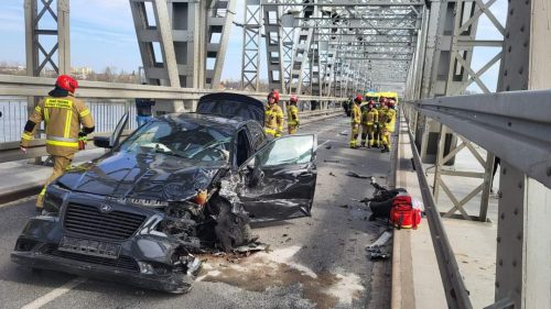 Wypadek na starym moście w Puławach. Zderzyły się trzy auta (zdjęcia)