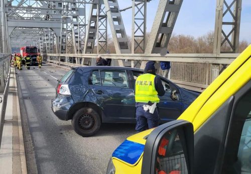 Wypadek na starym moście w Puławach. Zderzyły się trzy auta (zdjęcia)