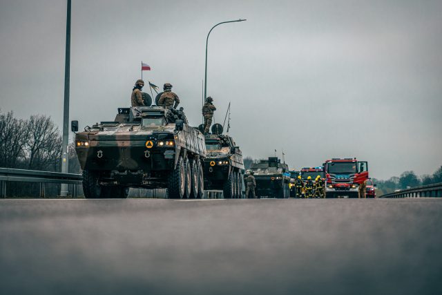 Ewakuacja rannych z miejsca wypadku. Ćwiczenia z udziałem wojska na drodze S19 (zdjęcia)
