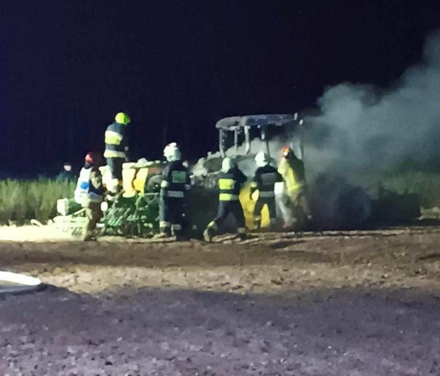 Strażacy gasili pożar ciągnika rolniczego. W akcji trzy zastępy straży pożarnej (zdjęcia)