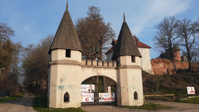 Kampania wyborcza się rozkręca, wraca ten sam problem. Wieszają banery gdzie popadnie, nawet na zabytkach (zdjęcia)