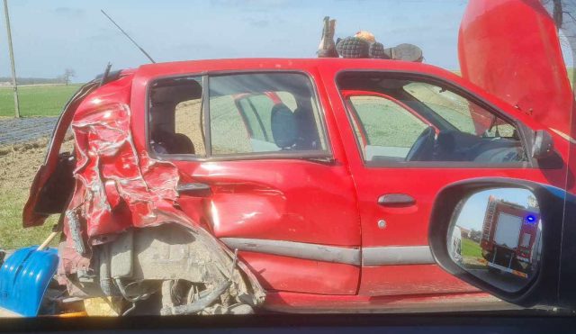 Groźny wypadek na drodze wojewódzkiej. Trzy pojazdy uszkodzone, jedna osoba w szpitalu (zdjęcia)