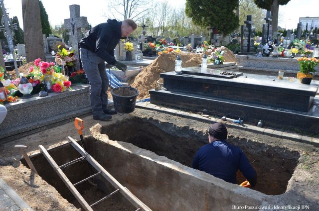 Na cmentarzu przy ul. Unickiej w Lublinie ekshumowano szczątki trzech osób (zdjęcia)