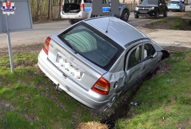 Opel wpadł do rowu i uderzył w przepust, dwie osoby w szpitalu. Kierowca dopiero zdobył prawo jazdy (zdjęcia)