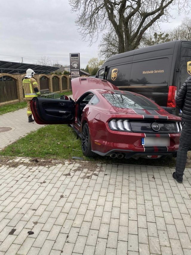 Jeden skręcał, drugi wyprzedzał. Po zderzeniu forda z mercedesem oba auta wypadły z drogi (zdjęcia)