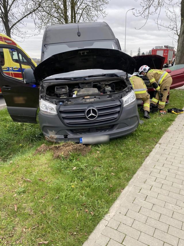 Jeden skręcał, drugi wyprzedzał. Po zderzeniu forda z mercedesem oba auta wypadły z drogi (zdjęcia)