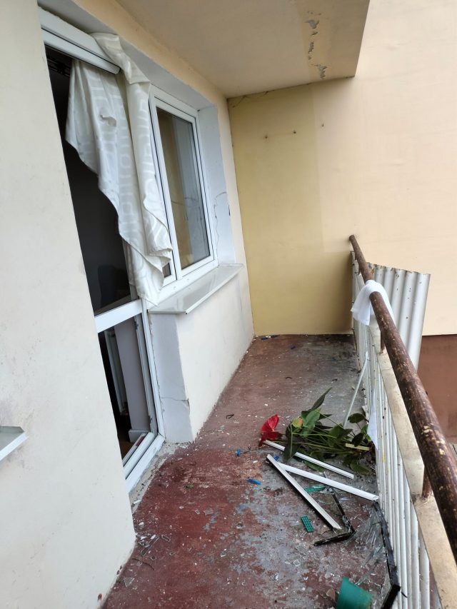W mieszkaniu eksplodował kartusz z gazem. Szyby wyleciały z okien, uszkodzony został też samochód (zdjęcia)