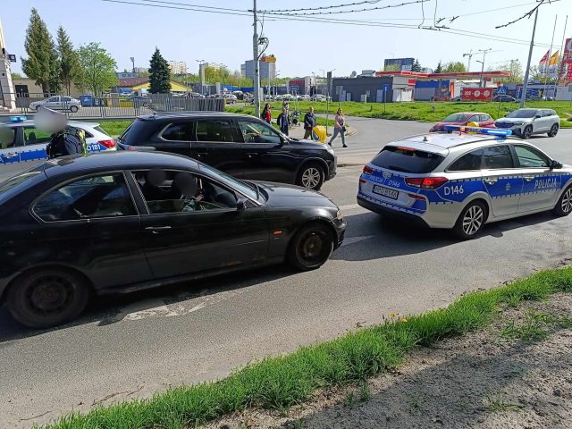 Radiowóz zatrzymał się przed przejściem dla pieszych. Wjechał w niego kierowca BMW (zdjęcia)