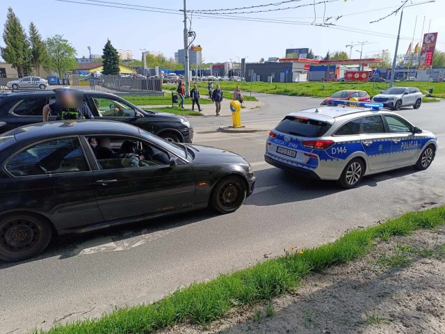 Radiowóz zatrzymał się przed przejściem dla pieszych. Wjechał w niego kierowca BMW (zdjęcia)