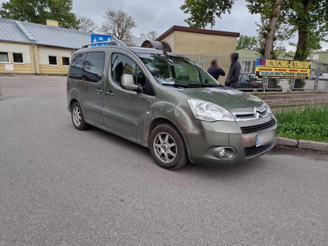 Jechał hulajnogą, został potrącony. Mężczyzna trafił do szpitala (zdjęcia)