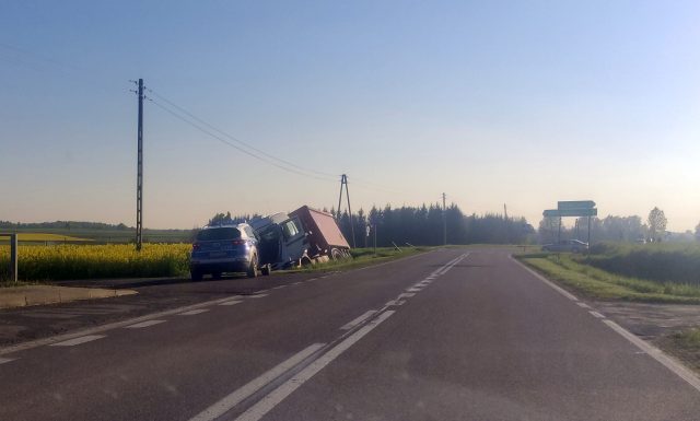 Na łuku jezdni stracił panowanie nad pojazdem. Zestaw wpadł do rowu, kierowca trafił do szpitala (zdjęcia)