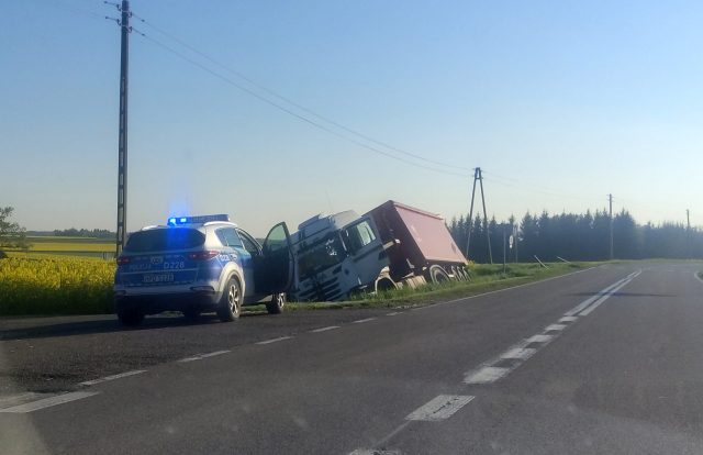 Na łuku jezdni stracił panowanie nad pojazdem. Zestaw wpadł do rowu, kierowca trafił do szpitala (zdjęcia)