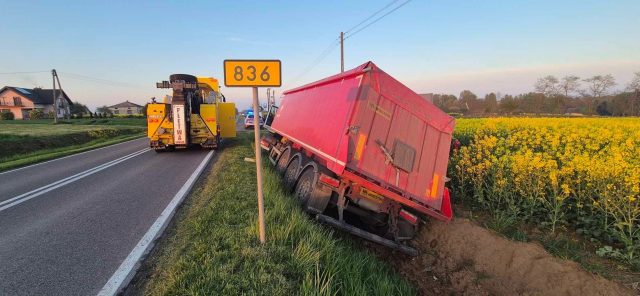 Na łuku jezdni stracił panowanie nad pojazdem. Zestaw wpadł do rowu, kierowca trafił do szpitala (zdjęcia)