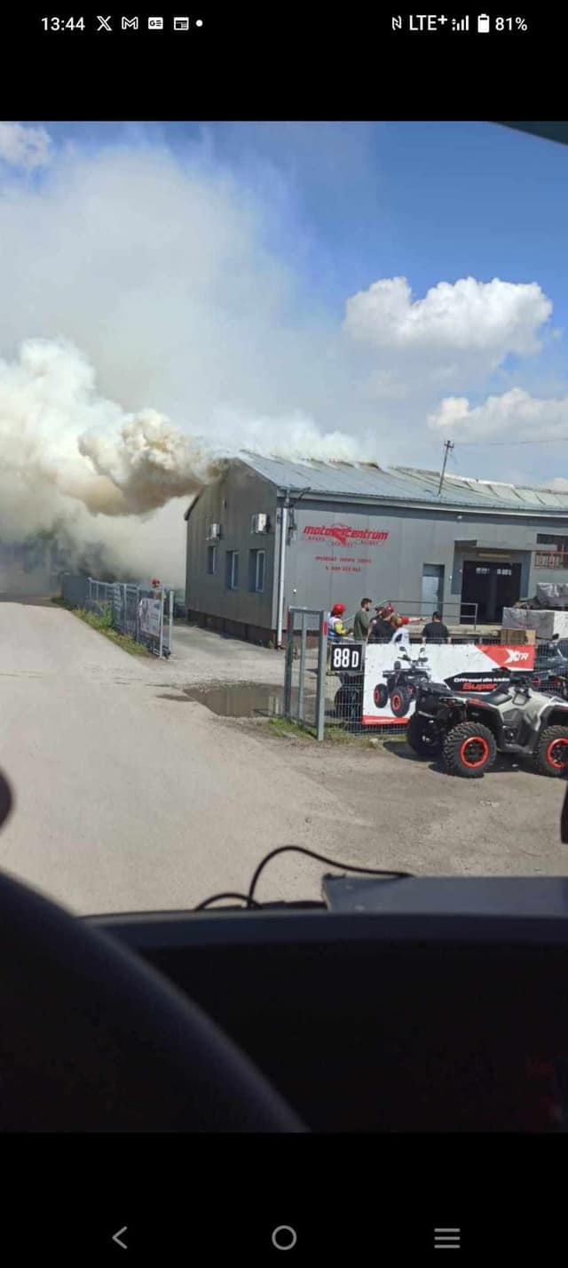 Pożar sklepu z quadami i motocyklami. Z ogniem walczyło 12 zastępów strażaków (zdjęcia)