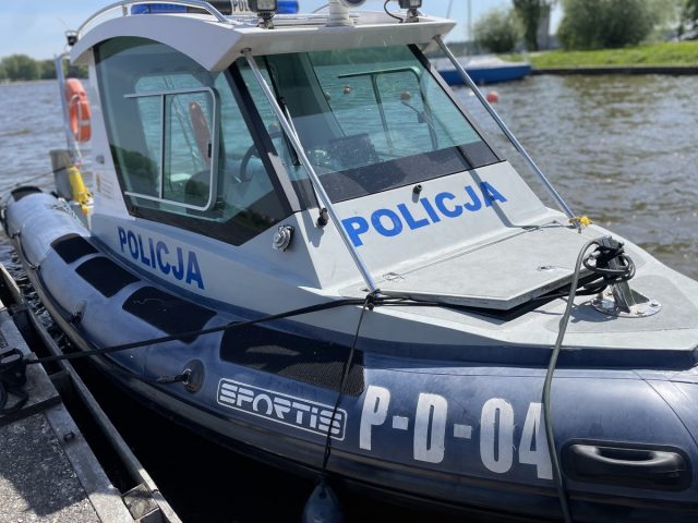 Policjanci rozpoczynają służbę nad Zalewem Zemborzyckim. Będą patrolować okolicę z łódki i z rowerów