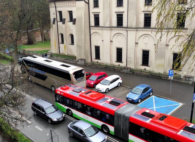 Parkują autokarami na ścieżce rowerowej, kładą walizki na zaparkowanych samochodach, oddają mocz przy ogrodzeniu kościoła (zdjęcia)