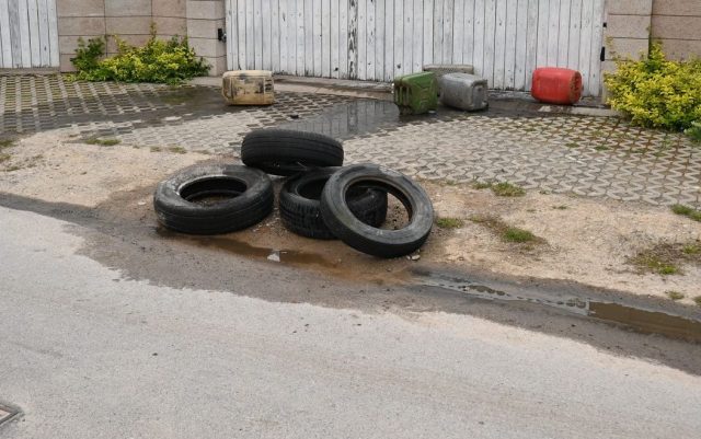 Przyjechał pod dom wójta, podpalił opony i rozlał gnojowicę. Stanie przed sądem (zdjęcia)