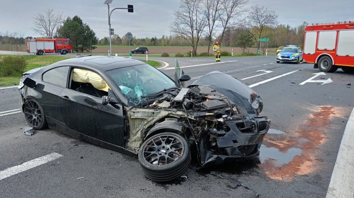 Kierowca BMW nie ustąpił pierwszeństwa przejazdu, doszło do groźnego wypadku. Trzy osoby w szpitalu (zdjęcia)