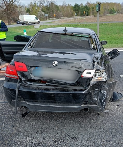 Kierowca BMW nie ustąpił pierwszeństwa przejazdu, doszło do groźnego wypadku. Trzy osoby w szpitalu (zdjęcia)