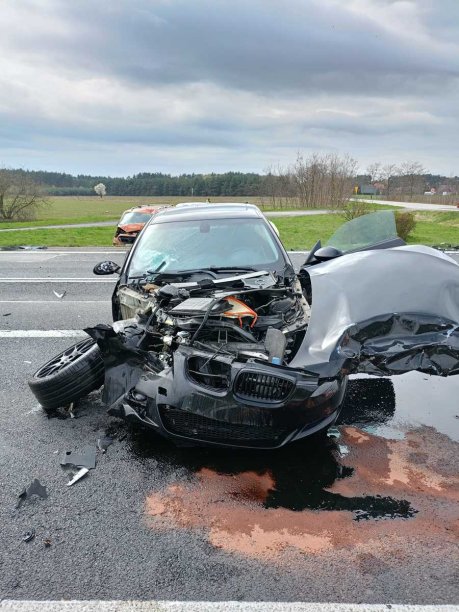 Kierowca BMW nie ustąpił pierwszeństwa przejazdu, doszło do groźnego wypadku. Trzy osoby w szpitalu (zdjęcia)