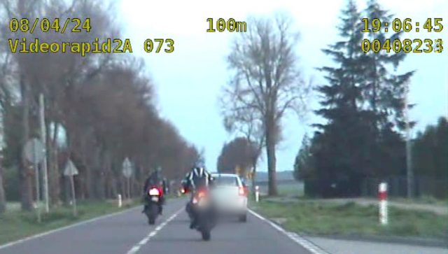 Motocykliści przesadzili z prędkością. Dostali mandaty, każdy na kwotę 2000 zł (wideo, zdjęcia)