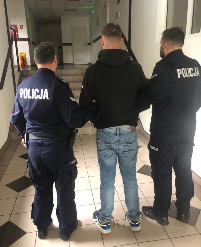 Nowo kupionym audi chciał staranować policjantów. Padły strzały (zdjęcia)